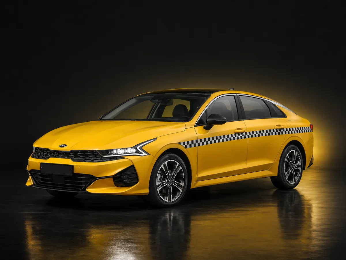 Аренда Kia K5 под такси в Москве — жёлтое брендирование такси